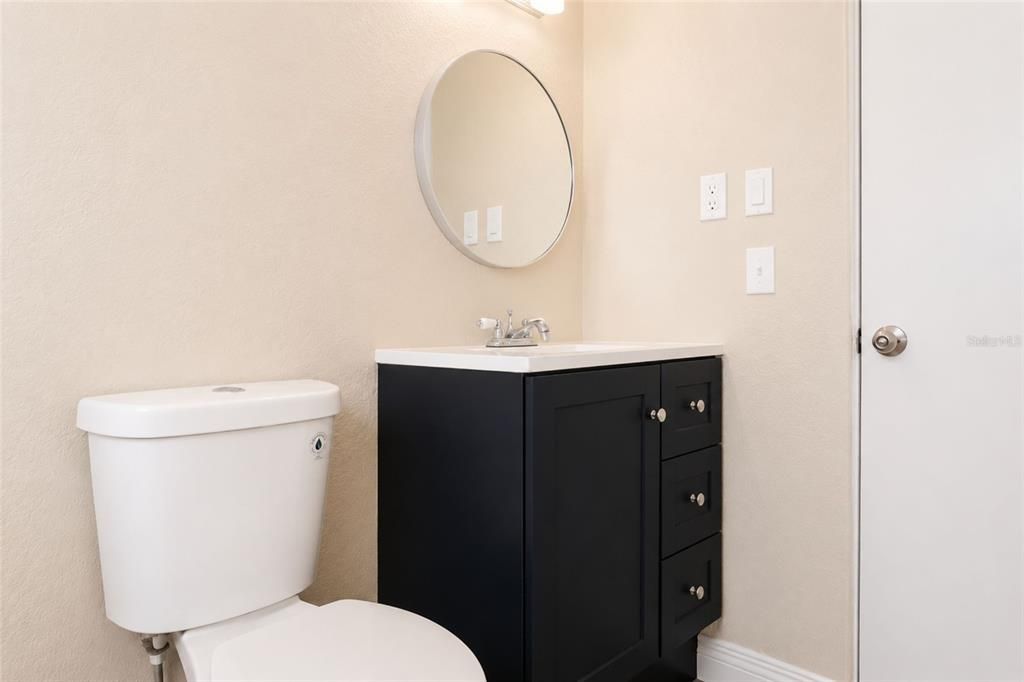 Active With Contract: $229,900 (2 beds, 1 baths, 892 Square Feet)