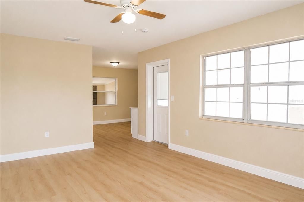 Active With Contract: $229,900 (2 beds, 1 baths, 892 Square Feet)