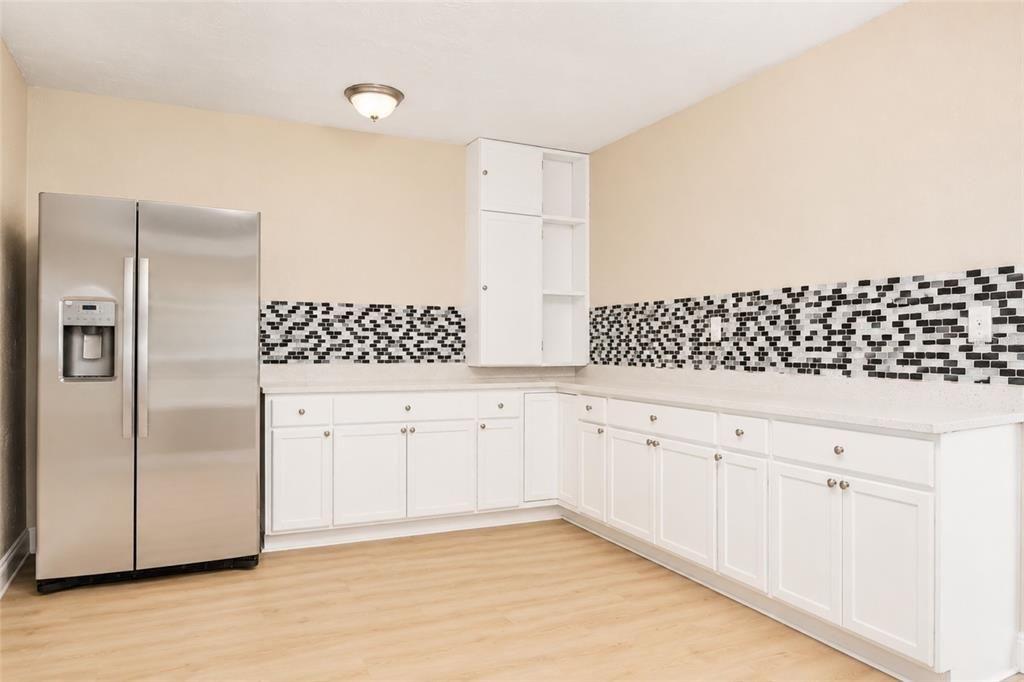 Active With Contract: $229,900 (2 beds, 1 baths, 892 Square Feet)