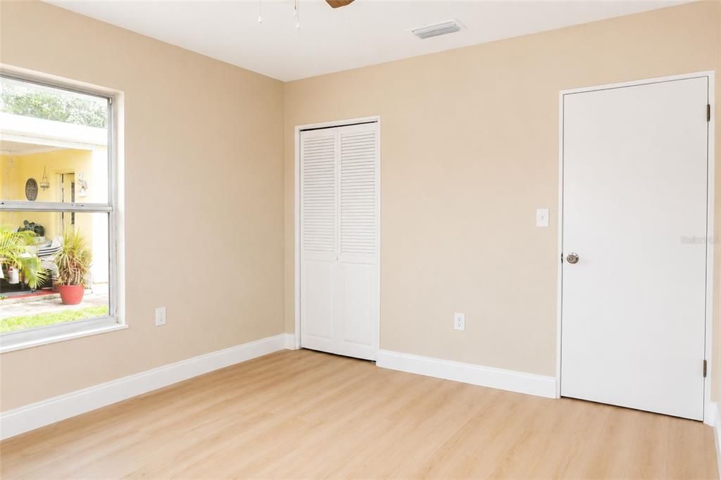 Active With Contract: $229,900 (2 beds, 1 baths, 892 Square Feet)