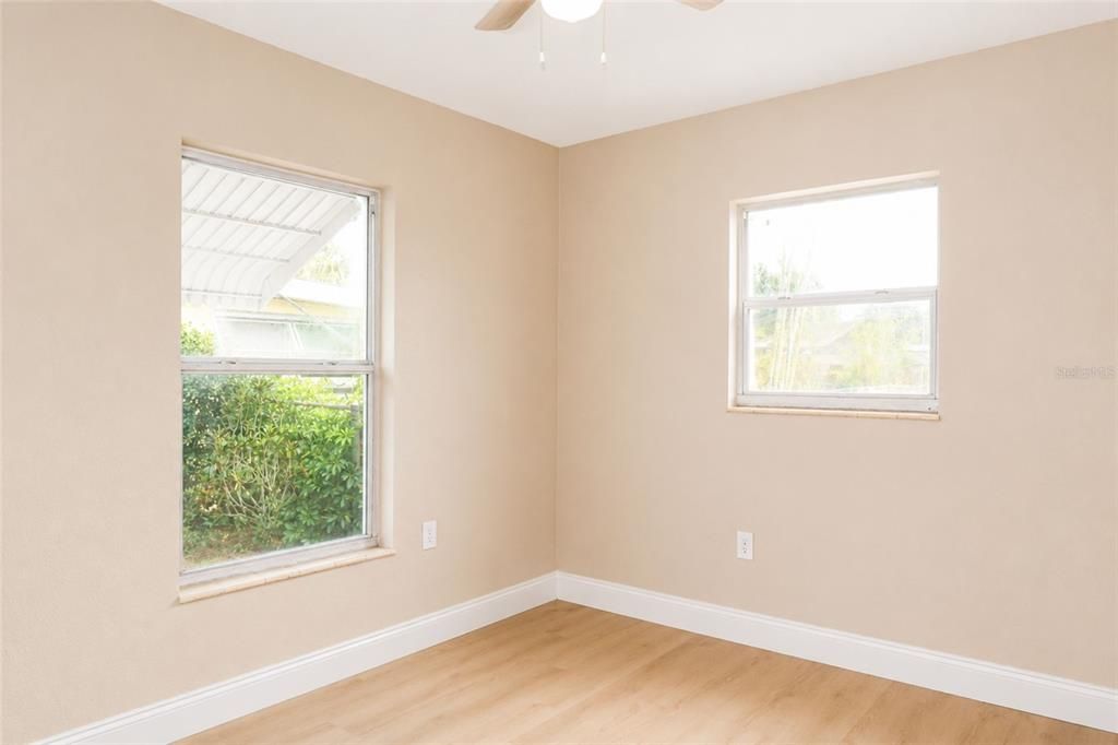 Active With Contract: $229,900 (2 beds, 1 baths, 892 Square Feet)