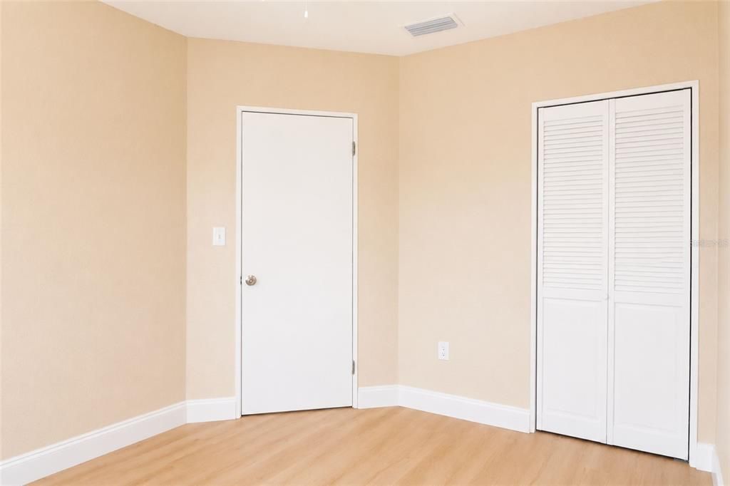 Active With Contract: $229,900 (2 beds, 1 baths, 892 Square Feet)