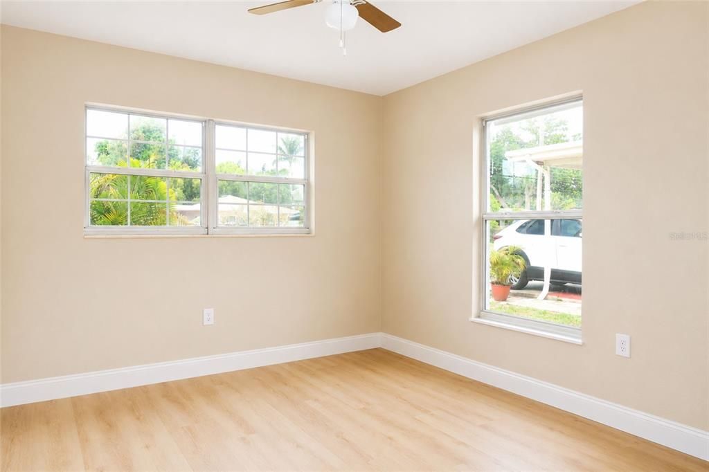 Active With Contract: $229,900 (2 beds, 1 baths, 892 Square Feet)
