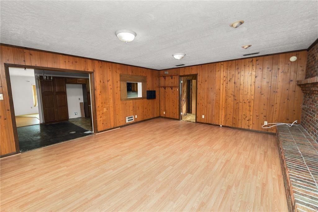For Sale: $219,000 (4 beds, 2 baths, 2487 Square Feet)