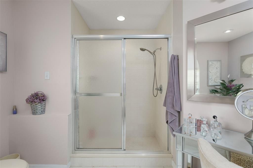 Activo con contrato: $410,000 (3 camas, 2 baños, 1741 Pies cuadrados)