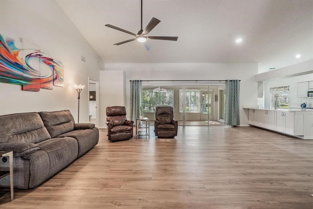 Active With Contract: $350,000 (2 beds, 2 baths, 1672 Square Feet)