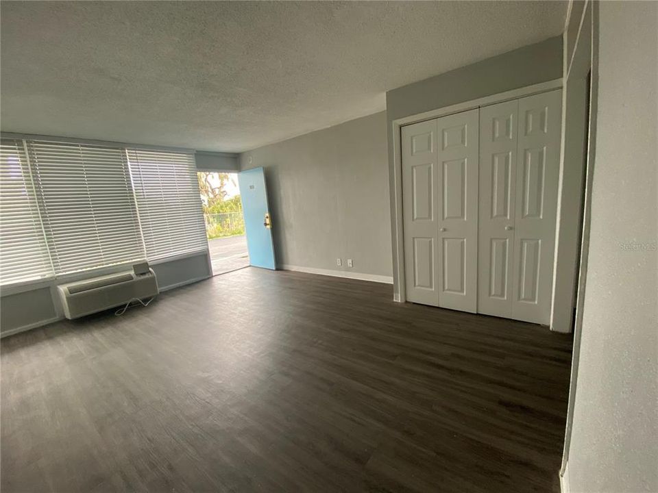 В аренду: $895 (0 спален, 1 ванн, 500 Квадратных фут)