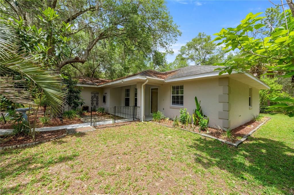 Active With Contract: $269,900 (2 beds, 2 baths, 1275 Square Feet)