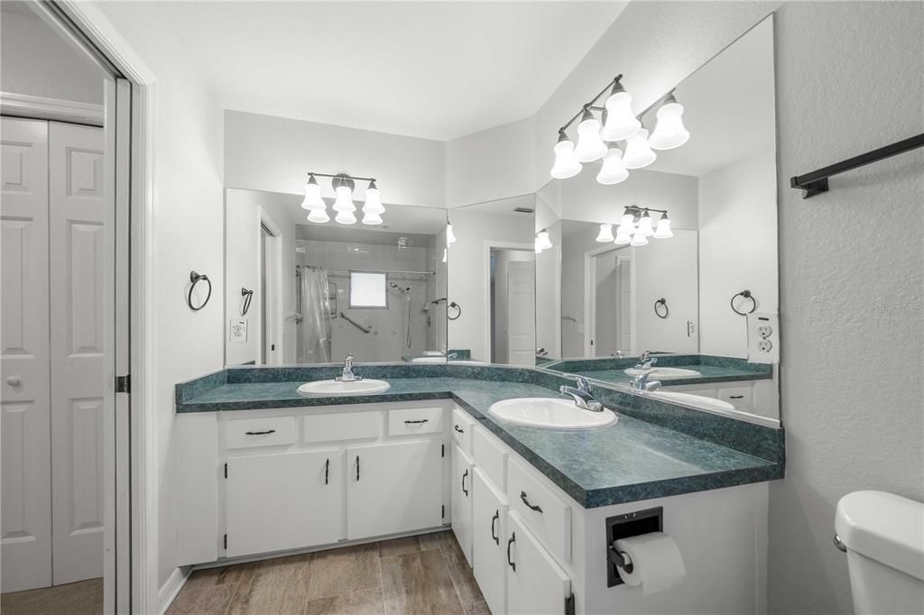 Active With Contract: $269,900 (2 beds, 2 baths, 1275 Square Feet)