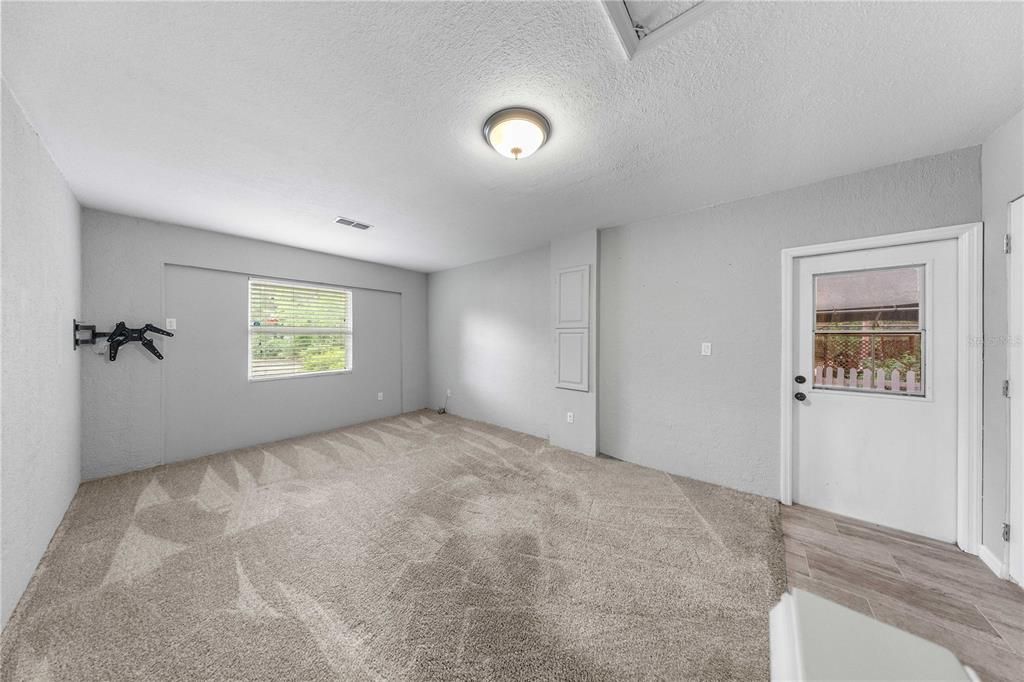 Active With Contract: $269,900 (2 beds, 2 baths, 1275 Square Feet)