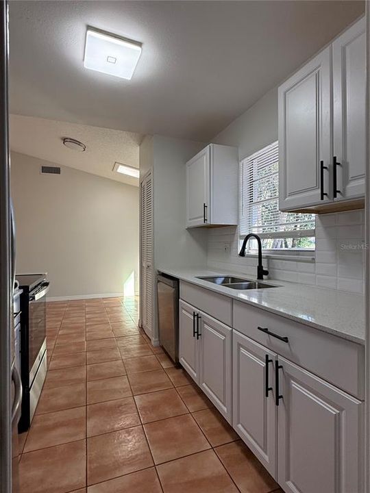 For Sale: $350,000 (3 beds, 2 baths, 950 Square Feet)