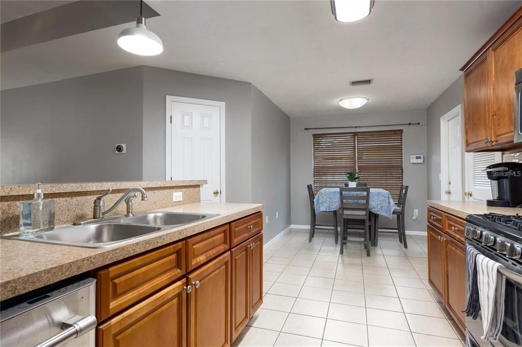 For Rent: $2,250 (3 beds, 2 baths, 1261 Square Feet)