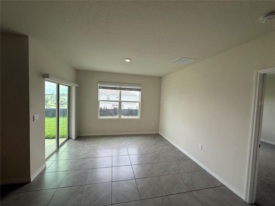 Activo con contrato: $2,050 (3 camas, 2 baños, 1725 Pies cuadrados)