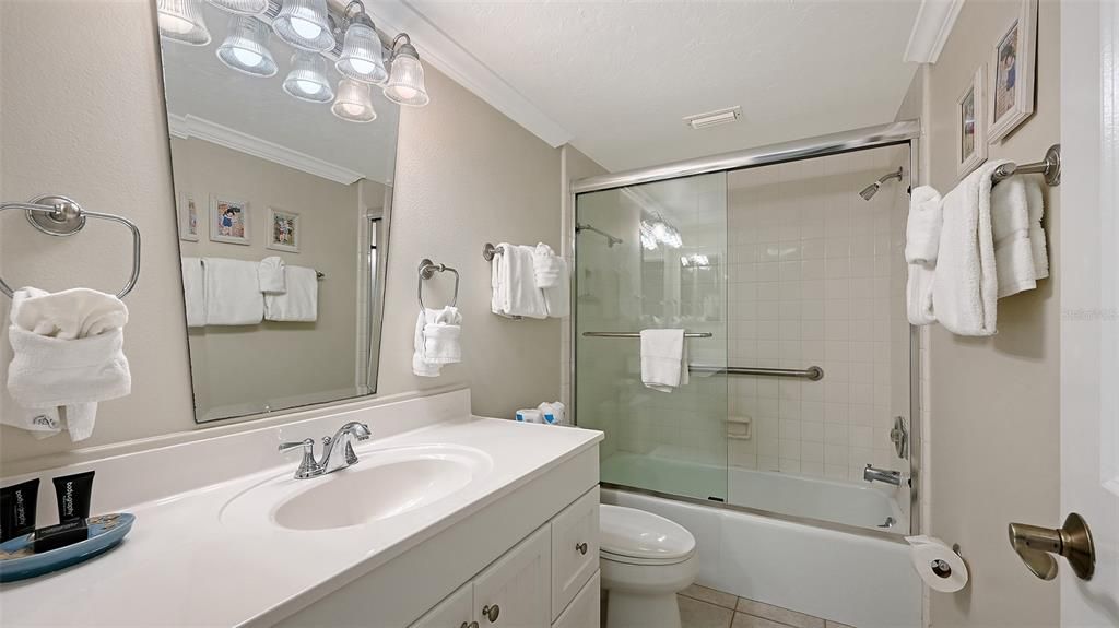 For Sale: $1,100,000 (2 beds, 2 baths, 1336 Square Feet)