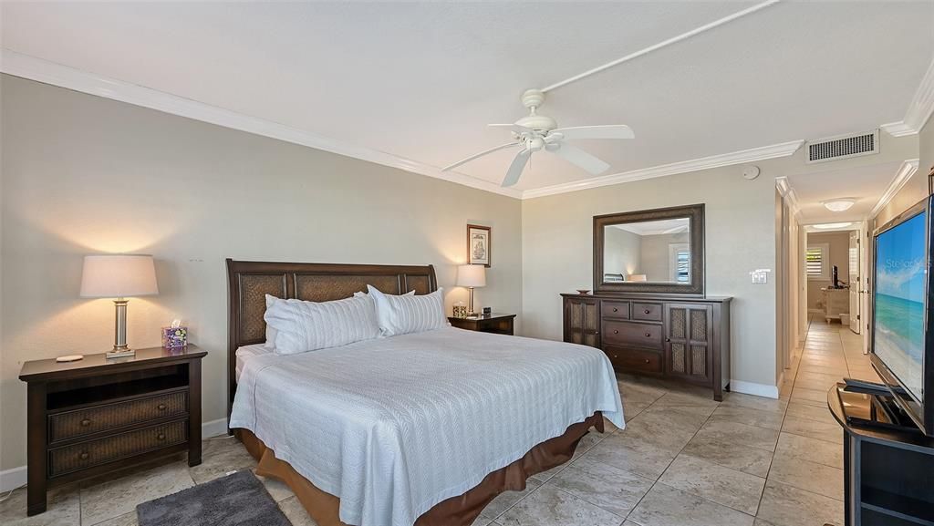For Sale: $1,100,000 (2 beds, 2 baths, 1336 Square Feet)