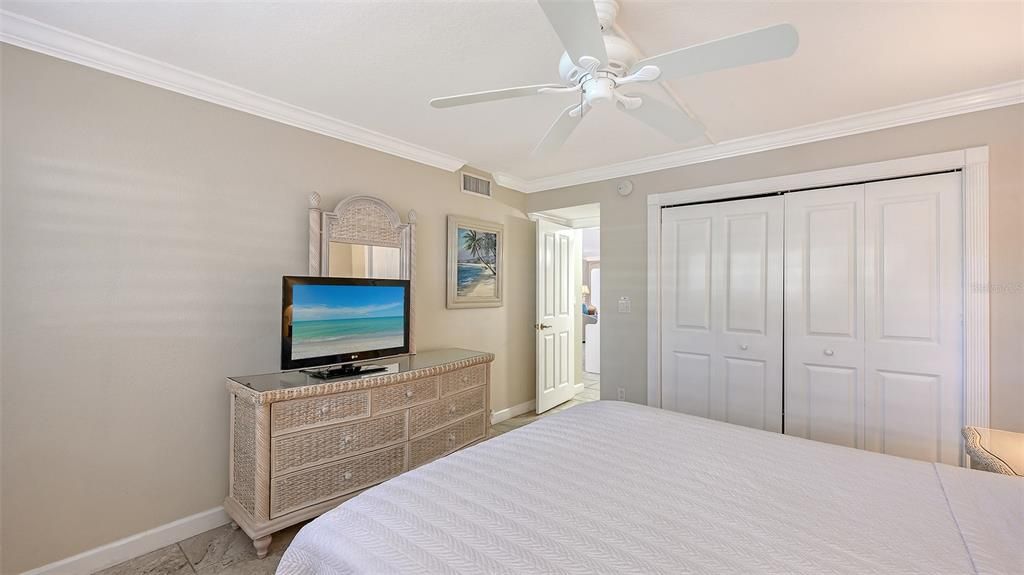 For Sale: $1,100,000 (2 beds, 2 baths, 1336 Square Feet)