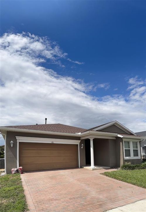 Activo con contrato: $370,000 (3 camas, 2 baños, 2078 Pies cuadrados)