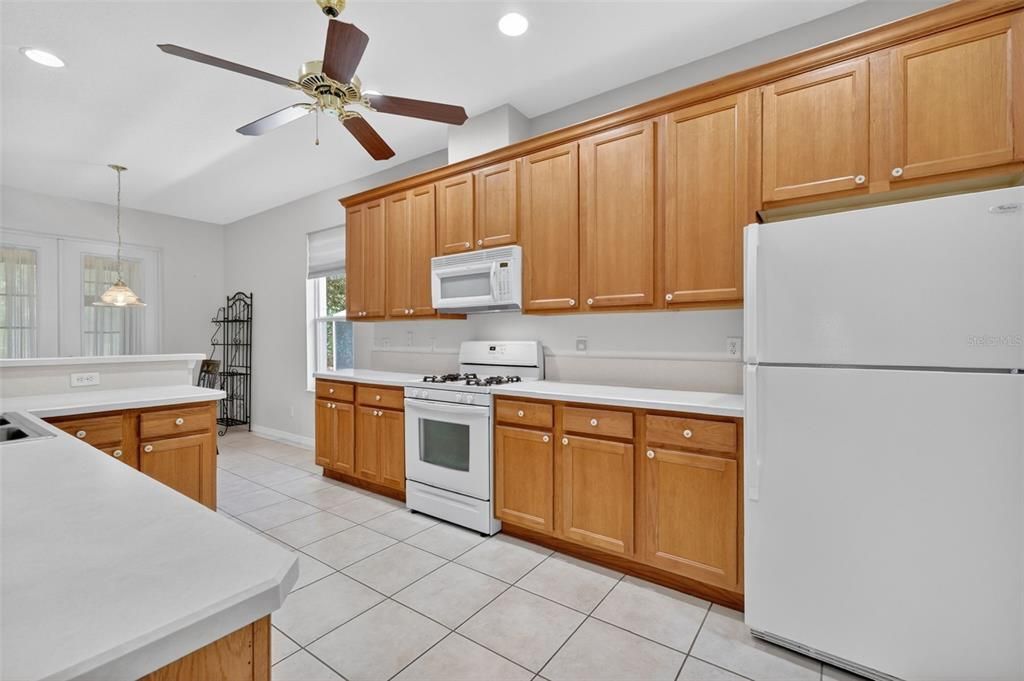 На продажу: $319,900 (2 спален, 2 ванн, 1858 Квадратных фут)