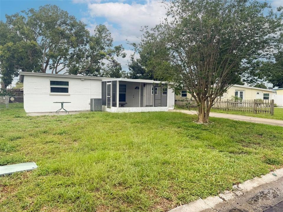 Active With Contract: $2,000 (3 beds, 2 baths, 980 Square Feet)