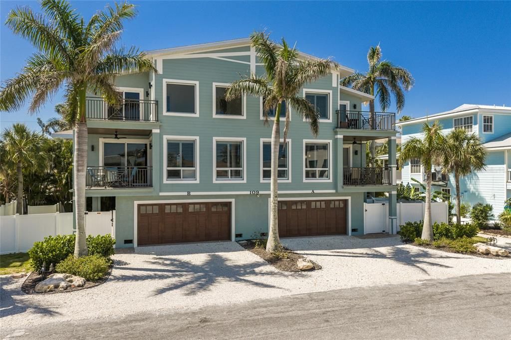 For Sale: $2,695,000 (4 beds, 3 baths, 2678 Square Feet)