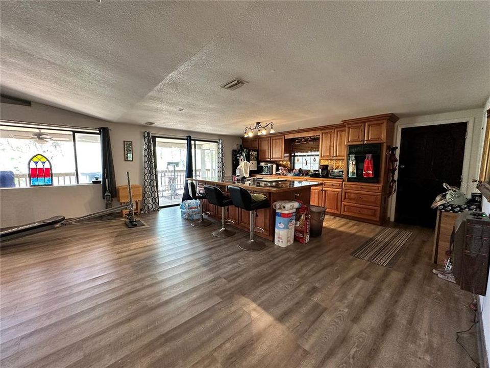 For Sale: $875,000 (2 beds, 1 baths, 1296 Square Feet)