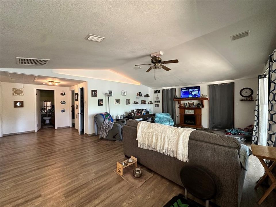 For Sale: $875,000 (2 beds, 1 baths, 1296 Square Feet)