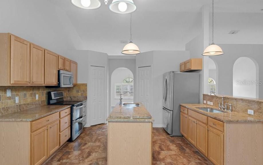 En Venta: $399,789 (4 camas, 2 baños, 2196 Pies cuadrados)