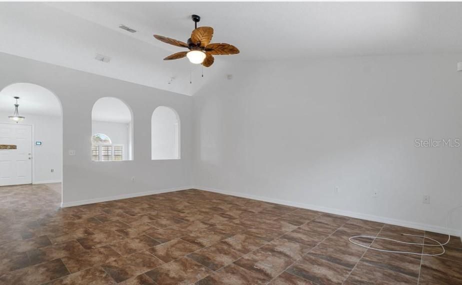 En Venta: $399,789 (4 camas, 2 baños, 2196 Pies cuadrados)