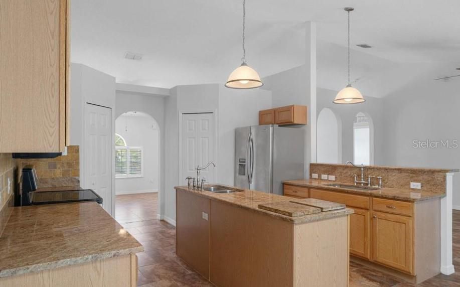 En Venta: $399,789 (4 camas, 2 baños, 2196 Pies cuadrados)