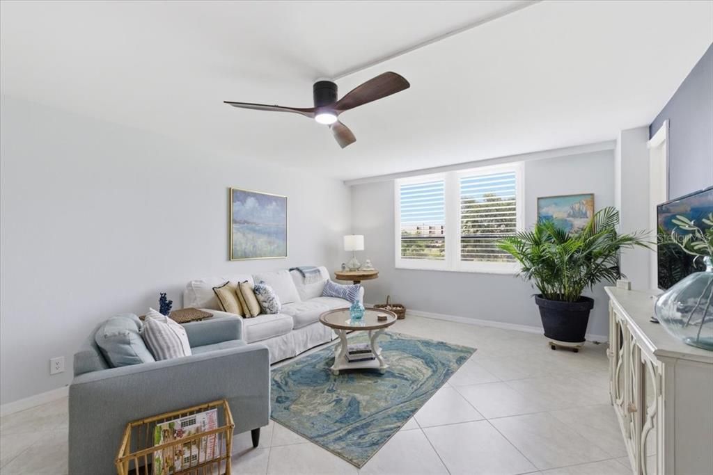 For Sale: $156,000 (1 beds, 1 baths, 810 Square Feet)