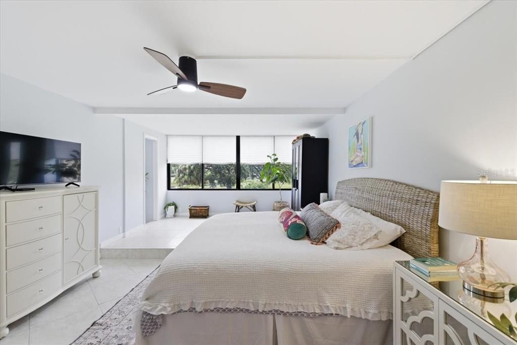 For Sale: $156,000 (1 beds, 1 baths, 810 Square Feet)