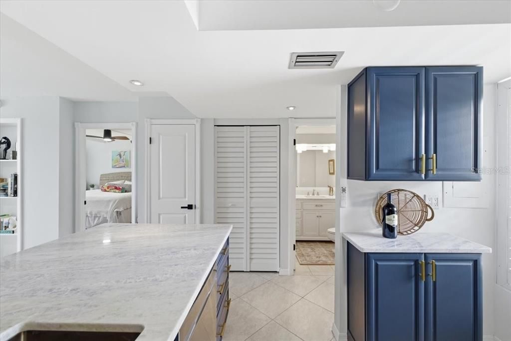 For Sale: $156,000 (1 beds, 1 baths, 810 Square Feet)