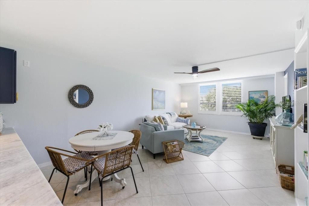 For Sale: $156,000 (1 beds, 1 baths, 810 Square Feet)