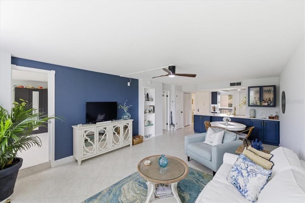 For Sale: $156,000 (1 beds, 1 baths, 810 Square Feet)