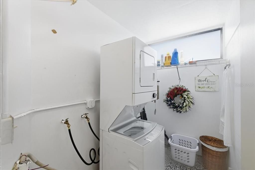 For Sale: $156,000 (1 beds, 1 baths, 810 Square Feet)