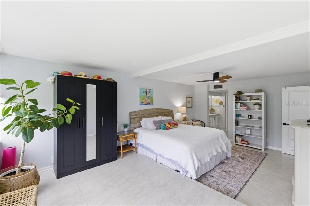 For Sale: $156,000 (1 beds, 1 baths, 810 Square Feet)