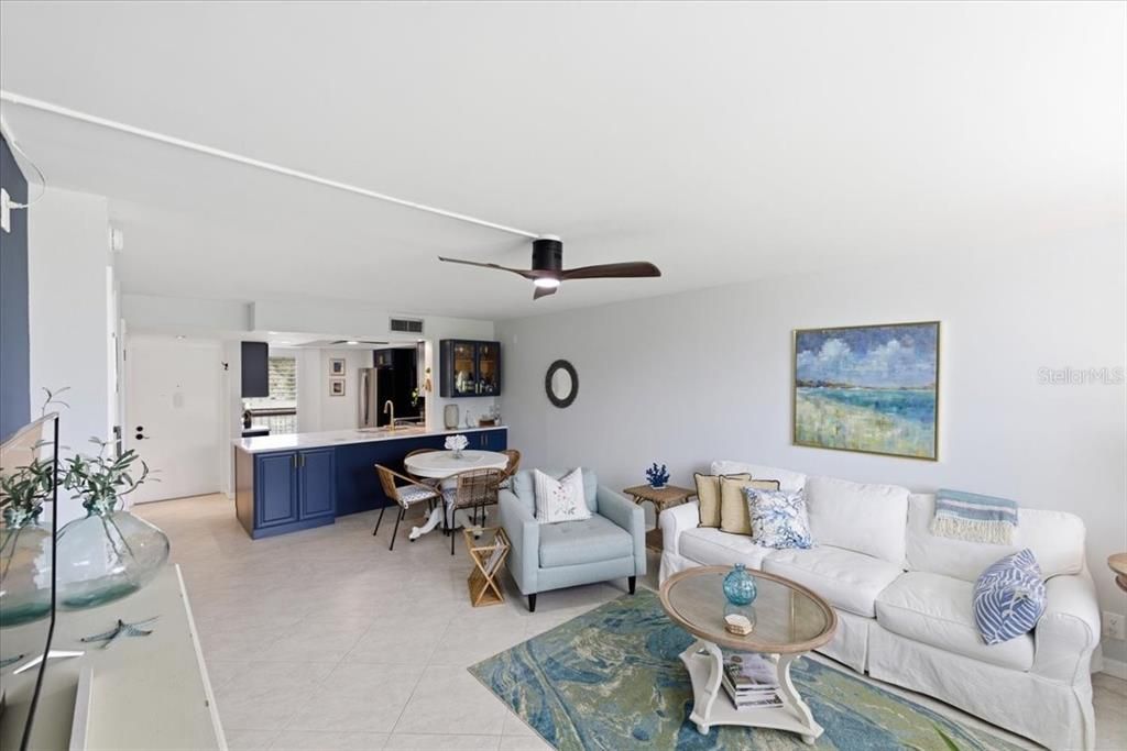 For Sale: $156,000 (1 beds, 1 baths, 810 Square Feet)