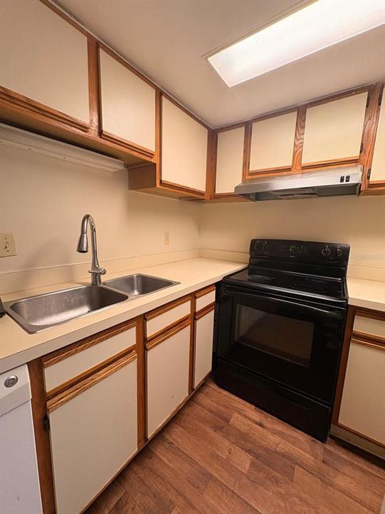 В аренду: $1,300 (1 спален, 1 ванн, 765 Квадратных фут)