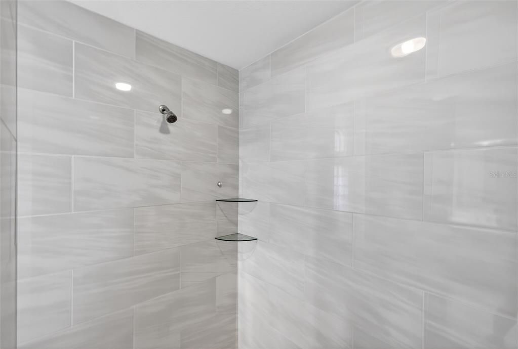 Activo con contrato: $995,000 (4 camas, 3 baños, 3144 Pies cuadrados)