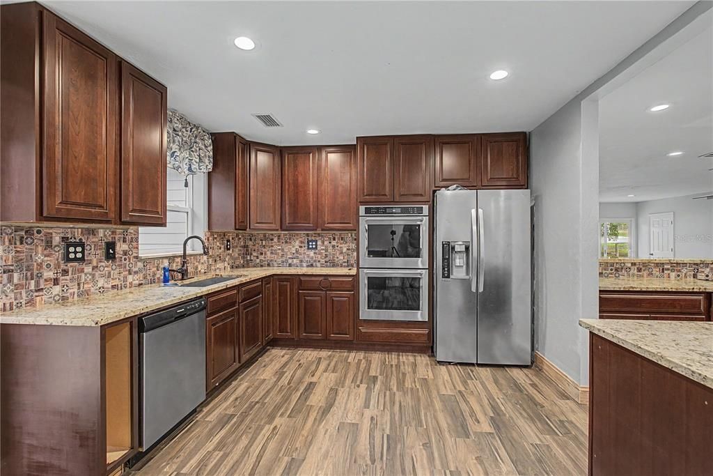 En Venta: $590,000 (6 camas, 4 baños, 3207 Pies cuadrados)