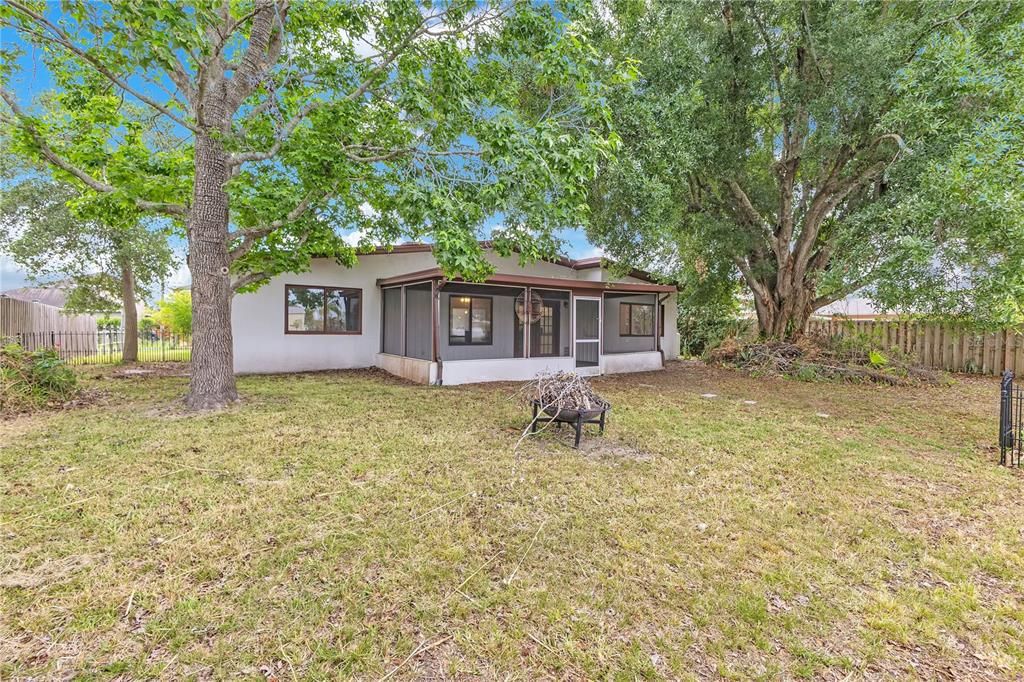 Activo con contrato: $375,000 (3 camas, 2 baños, 1475 Pies cuadrados)