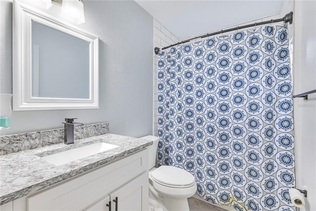 Activo con contrato: $375,000 (3 camas, 2 baños, 1475 Pies cuadrados)