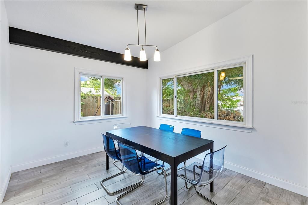 Activo con contrato: $375,000 (3 camas, 2 baños, 1475 Pies cuadrados)