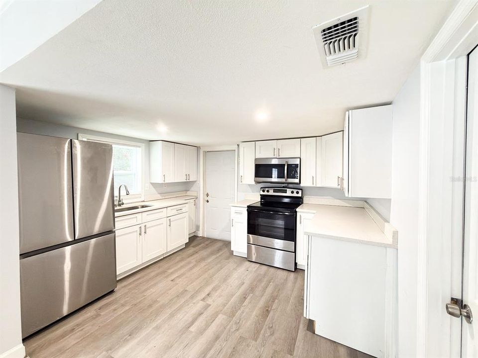 На продажу: $214,999 (2 спален, 2 ванн, 770 Квадратных фут)