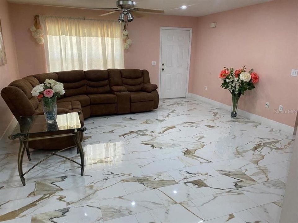 For Sale: $279,900 (3 beds, 2 baths, 1370 Square Feet)