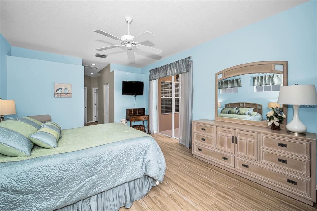 En Venta: $399,900 (2 camas, 2 baños, 1824 Pies cuadrados)