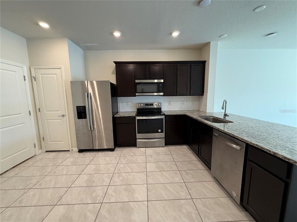 For Rent: $2,100 (3 beds, 2 baths, 1699 Square Feet)