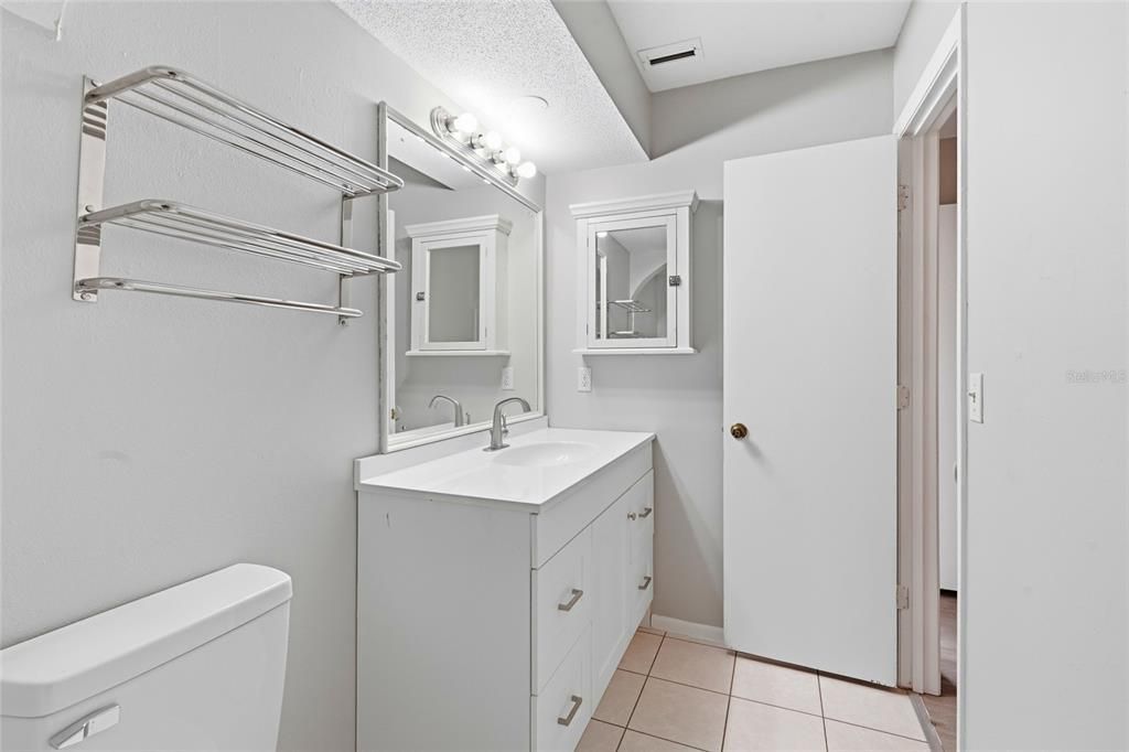 На продажу: $285,000 (2 спален, 2 ванн, 1046 Квадратных фут)