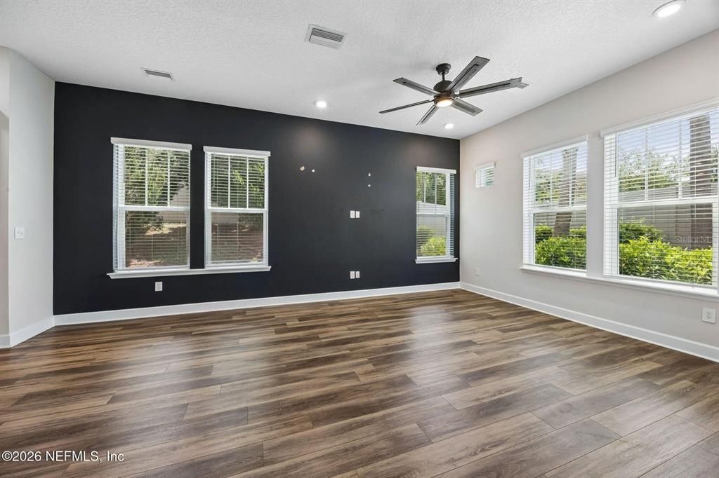 For Sale: $409,900 (3 beds, 2 baths, 1693 Square Feet)