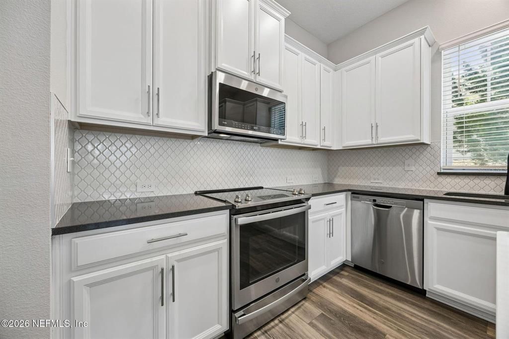 For Sale: $409,900 (3 beds, 2 baths, 1693 Square Feet)